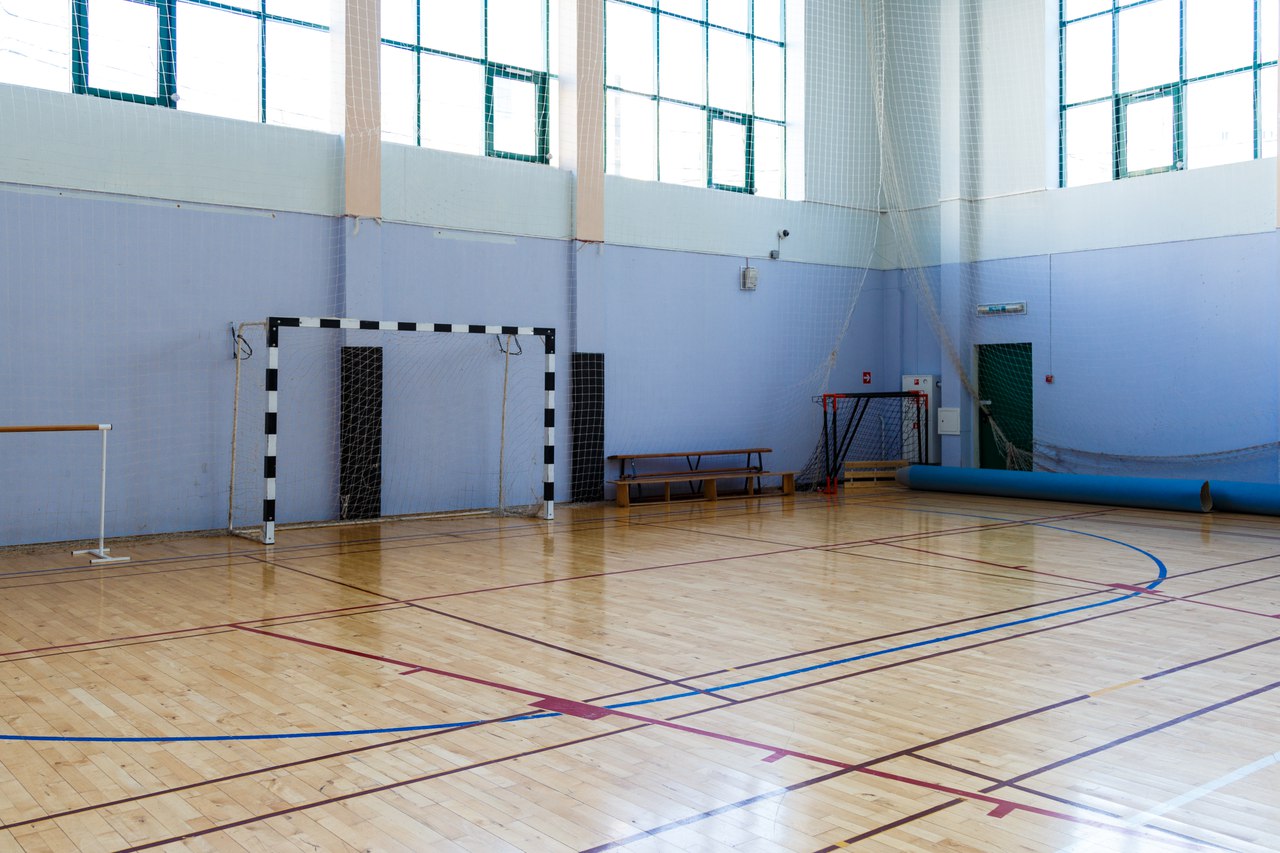 Залы для волейбола аренда. Спортивные залы. Спортивные залы в школе. Современный спортивный зал в школе. Спортзал для мини футбола.