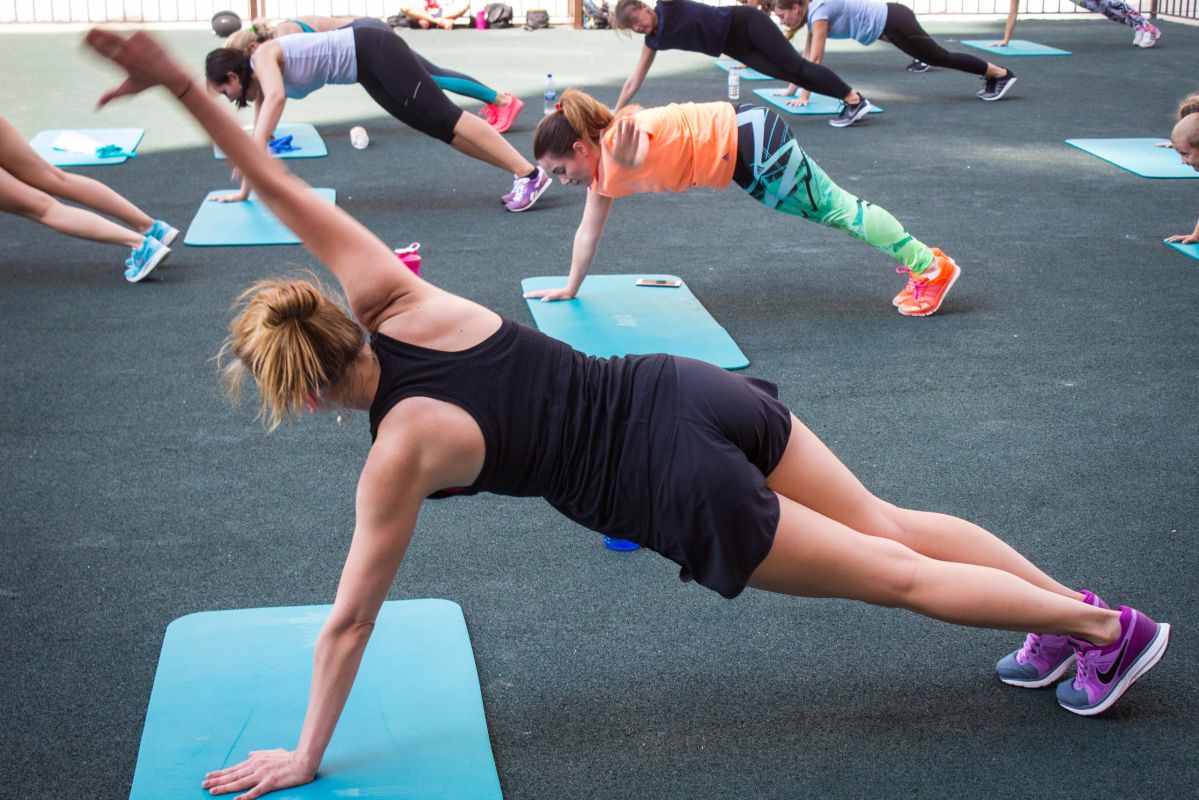 Форма фитнес цена. Тренировки на открытом воздухе. Групповые занятия на открытом воздухе. Массовая тренировка. Групповая тренировка на улице.